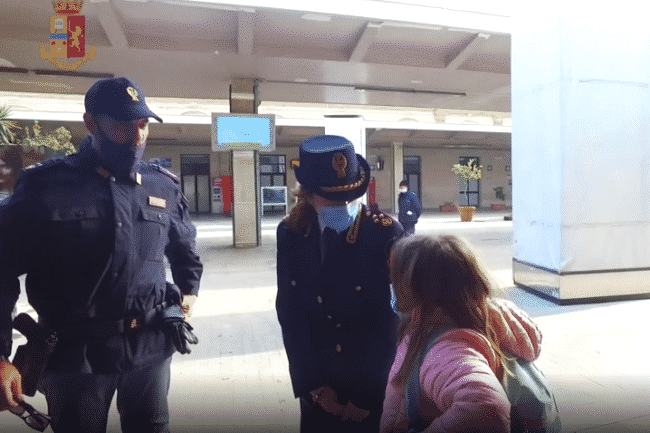 Palermo: piccoli alunni di una scuola ricevono la visita di Babbo Natale nella centrale della Polizia Ferroviaria