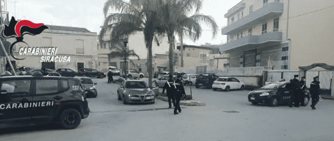 Noto, oltre 200 carabinieri setacciano la città: è caccia a chi ha sparato al 17enne – VIDEO