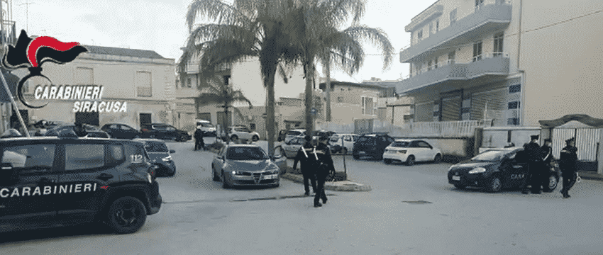 Noto, oltre 200 carabinieri setacciano la città: è caccia a chi ha sparato al 17enne – VIDEO