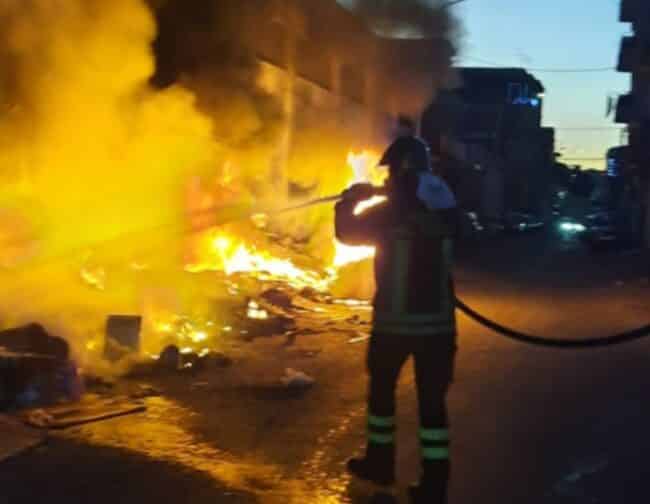 Incendio in via Barcellona, brucia una discarica abusiva. Auto minacciate dalle fiamme