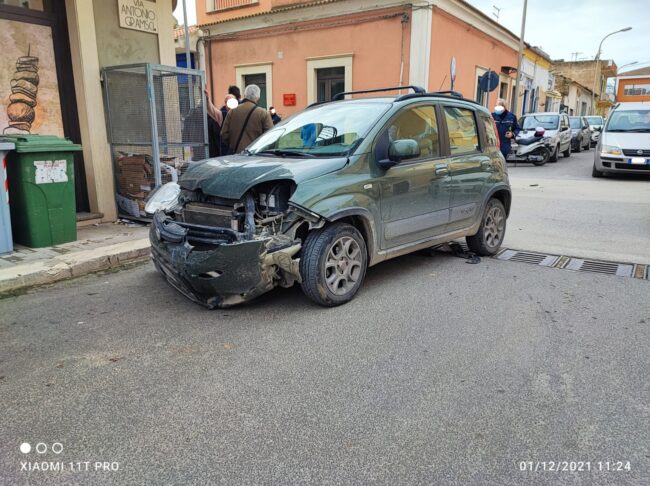 Incidente in via XX Settembre, Fiat Panda contro Tipo: il secondo mezzo viene sbalzato contro il muro – FOTO