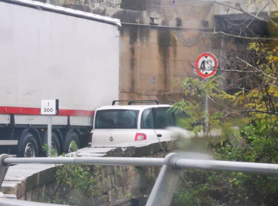 Paura sulla Vittoria-Comiso, Fiat multipla si scontra con tir: traffico bloccato