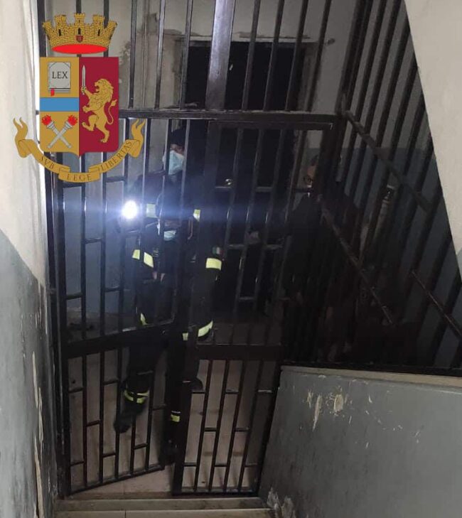 Evita la polizia tentando la fuga, ma viene fermato: sanzioni e verifiche nel Catanese