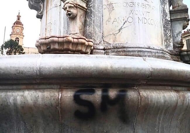 Catania, imbrattato con vernice spry “u Liotru”