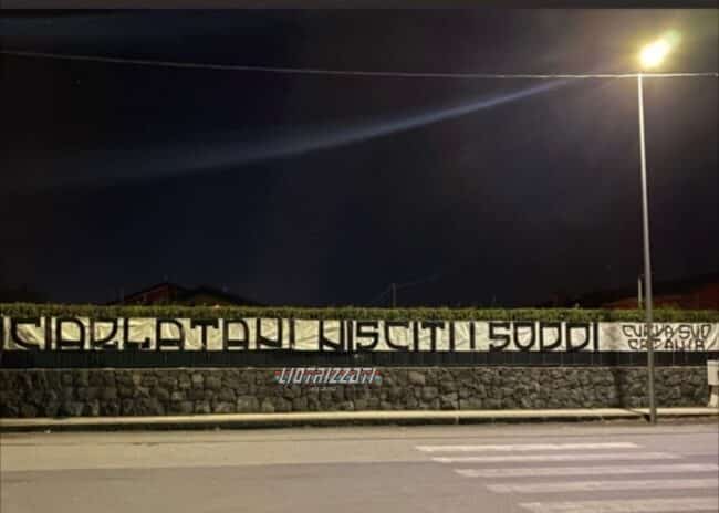 Catania, gli ultras sbottano. Striscione a Torre del Grifo: “Ciarlatani, nisciti i soddi”