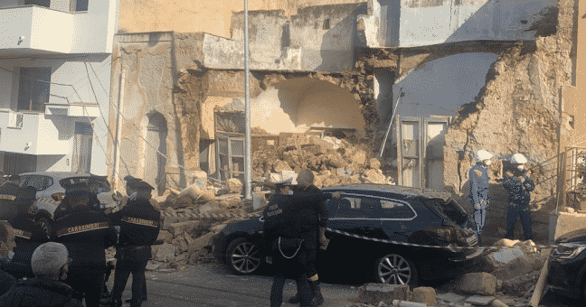 Crolla una palazzina a pochi metri dall’ufficio postale: tragedia sfiorata in via Ventimiglia