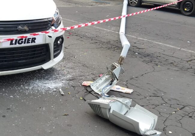 Paura a Catania, un palo della luce crolla in via Raffello Sanzio. Vedi foto