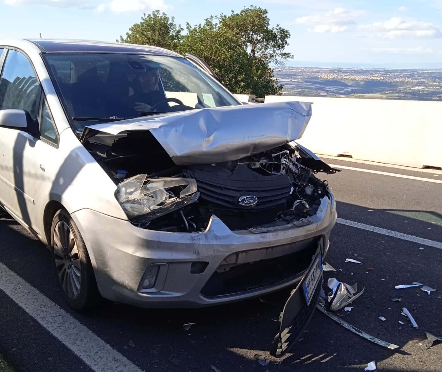 Maxi incidente lungo la Strada Statale 115: 4 auto coinvolte e diversi feriti