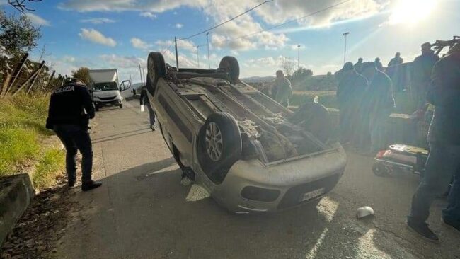 Incidente nell’Ennese, scontro tra due auto: una si ribalta, LE FOTO