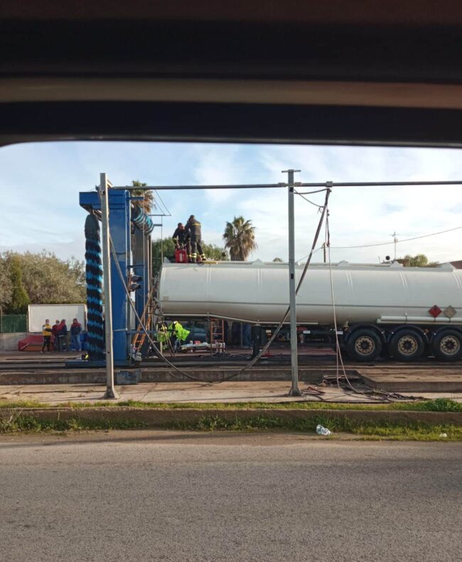 Cadono in una cisterna di carburante, salvate due persone sulla Vittoria-Acate