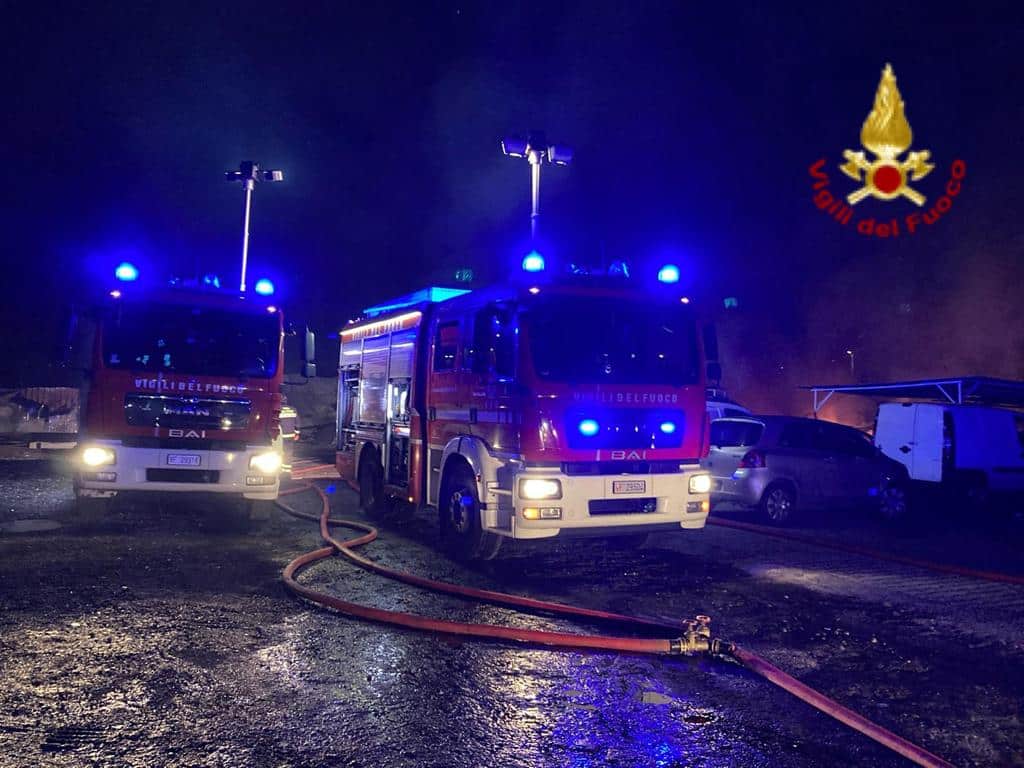 Catania, vasto incendio in un parcheggio devasta una ventina di mezzi – Le FOTO