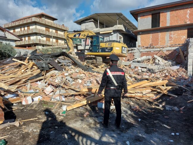 In corso di demolizione di un manufatto abusivo nel Catanese
