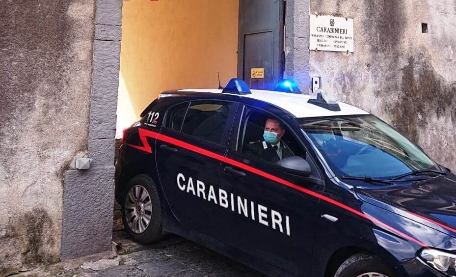 Catania, segue il figlio e sorprende il suo spacciatore sul fatto: l’intervento dei carabinieri
