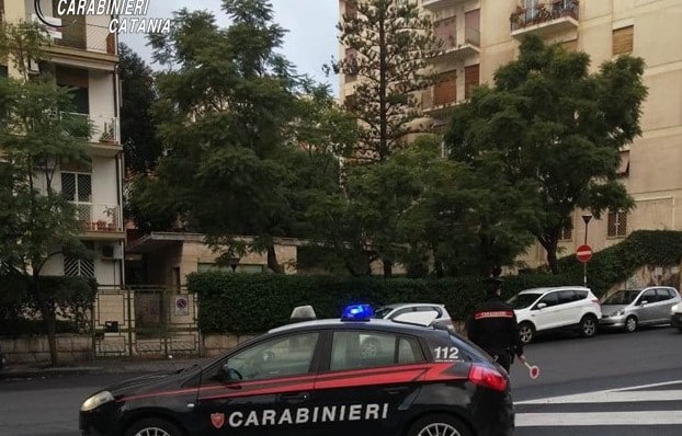 Catania, 26enne sorpreso mentre curiosava all’interno delle auto in sosta
