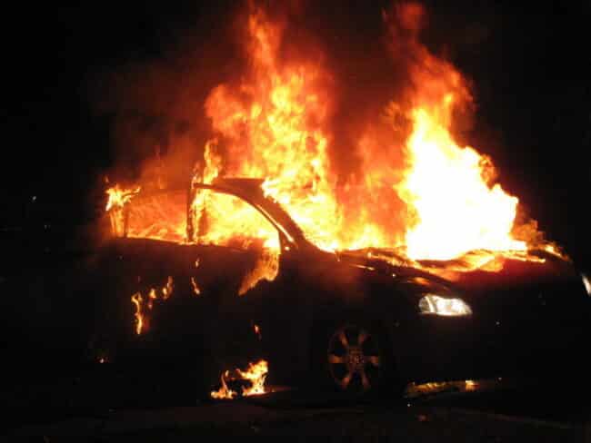 Notte di fuoco in via Pirandello, auto di un impiegato comunale “divorata” dalle fiamme: aperta inchiesta