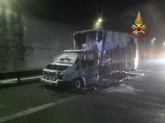 Caos lungo la Tangenziale di Catania, autofurgone in fiamme – FOTO
