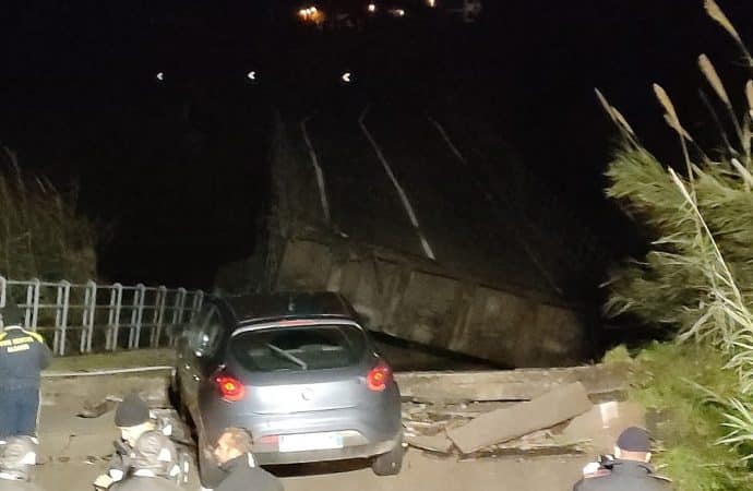 Maltempo, crolla un ponte nel Trapanese: un’auto si ferma giusto in tempo per evitare la tragedia