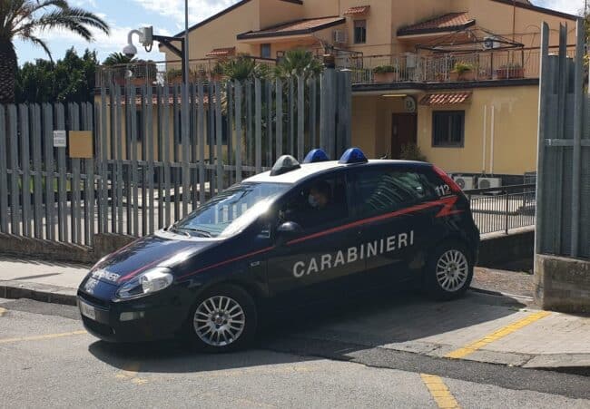 Contatori manomessi per “risparmiare” in bolletta, denunciati tre donne e due uomini nel Catanese