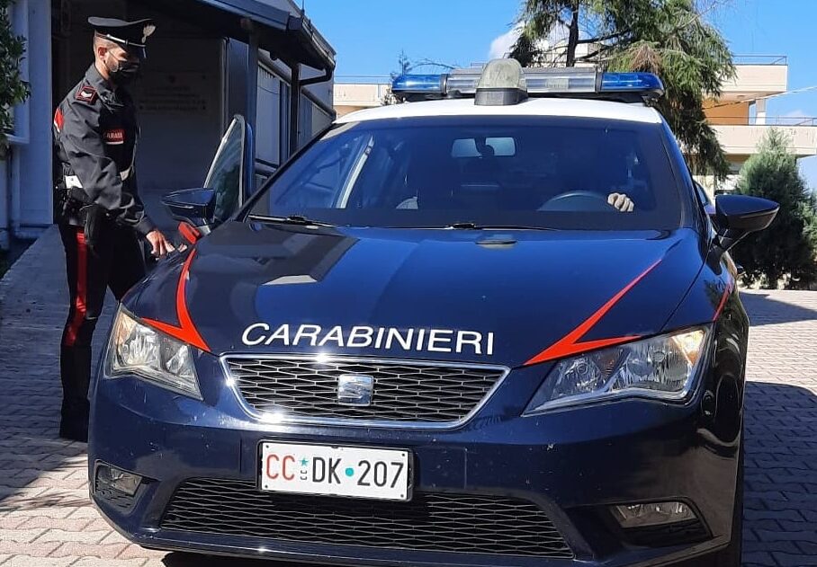 Incidente nel Catanese, 35enne insulta e minaccia i carabinieri mentre soccorrono i feriti