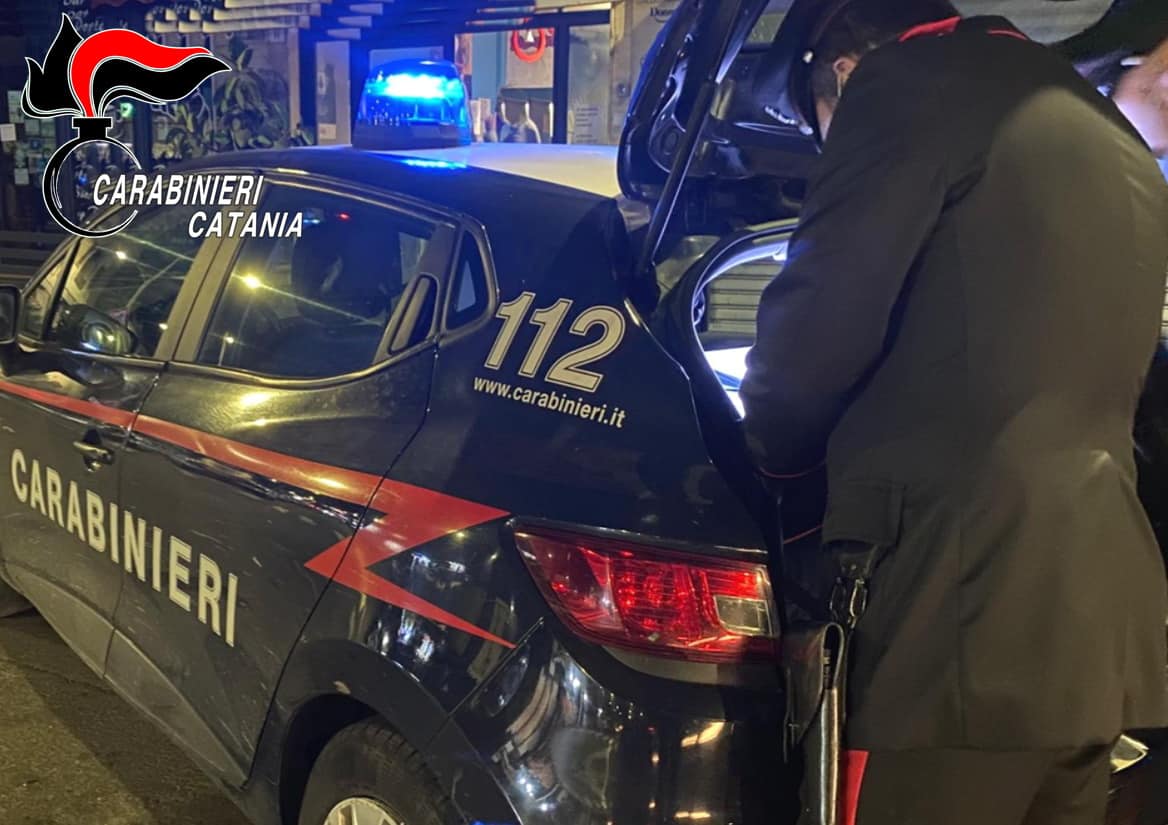 Catania, parcheggiatore abusivo beccato dai carabinieri: si “irrita” e li aggredisce