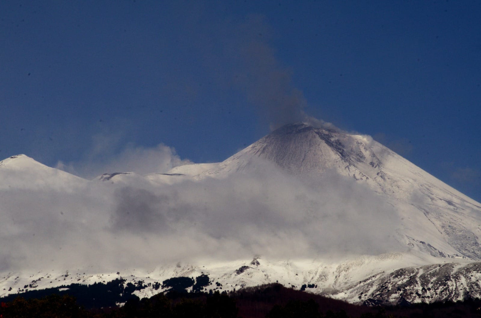 Etna, emissione di cenere in corso: tremori in risalita
