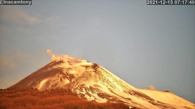 Eruzione Etna, l’Aeroporto di Catania torna operativo: attenzione ai possibili ritardi