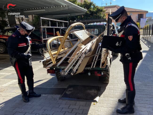 Beccati con dei lampadari in mano, arrestata una coppia per furto in una villetta estiva di Misilmeri