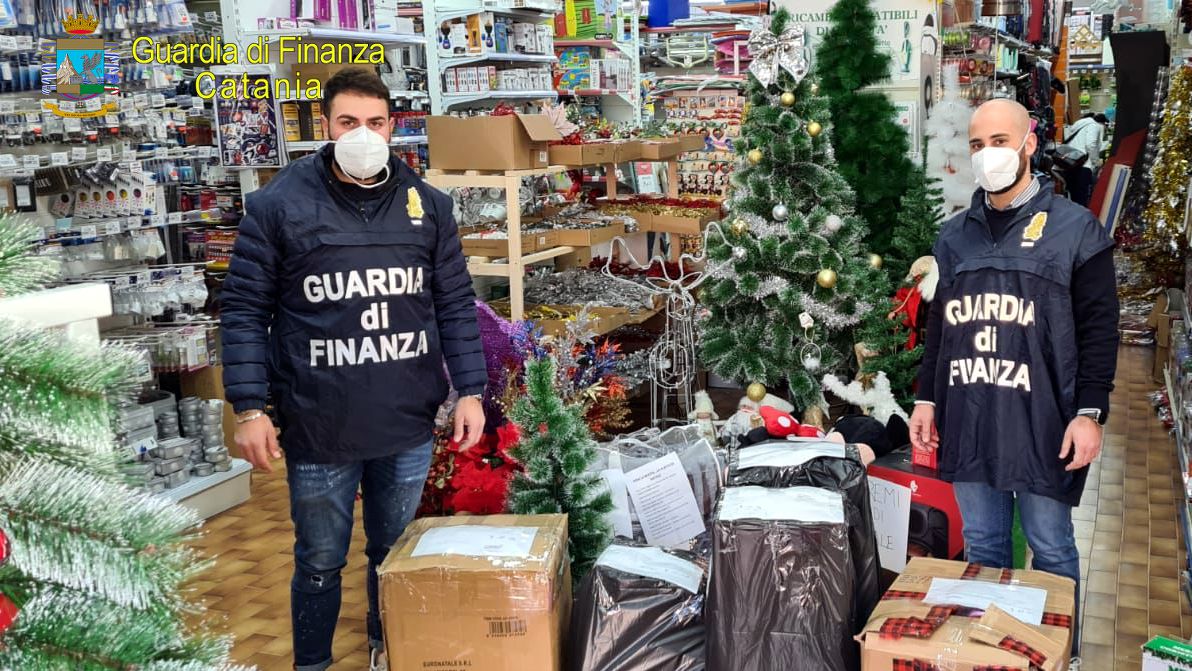 Catania, maxi sequestro di prodotti elettrici e bigiotteria in due negozi gestiti da cinesi
