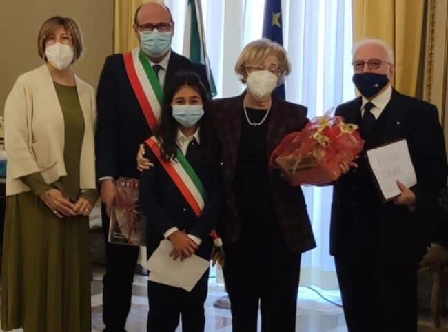 L’ IC “G FAVA” di Mascalucia e la sua baby sindaco porgono gli auguri natalizi al prefetto Maria Carmela Librizzi