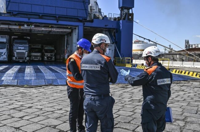 Esercitazione al porto di Catania, testata una nave antinquinante