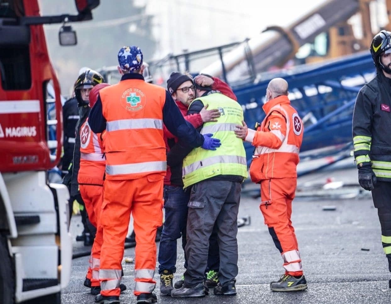 Sfiorata la strage, una gru crolla e si abbatte su un palazzo: impatto fatale per gli operai