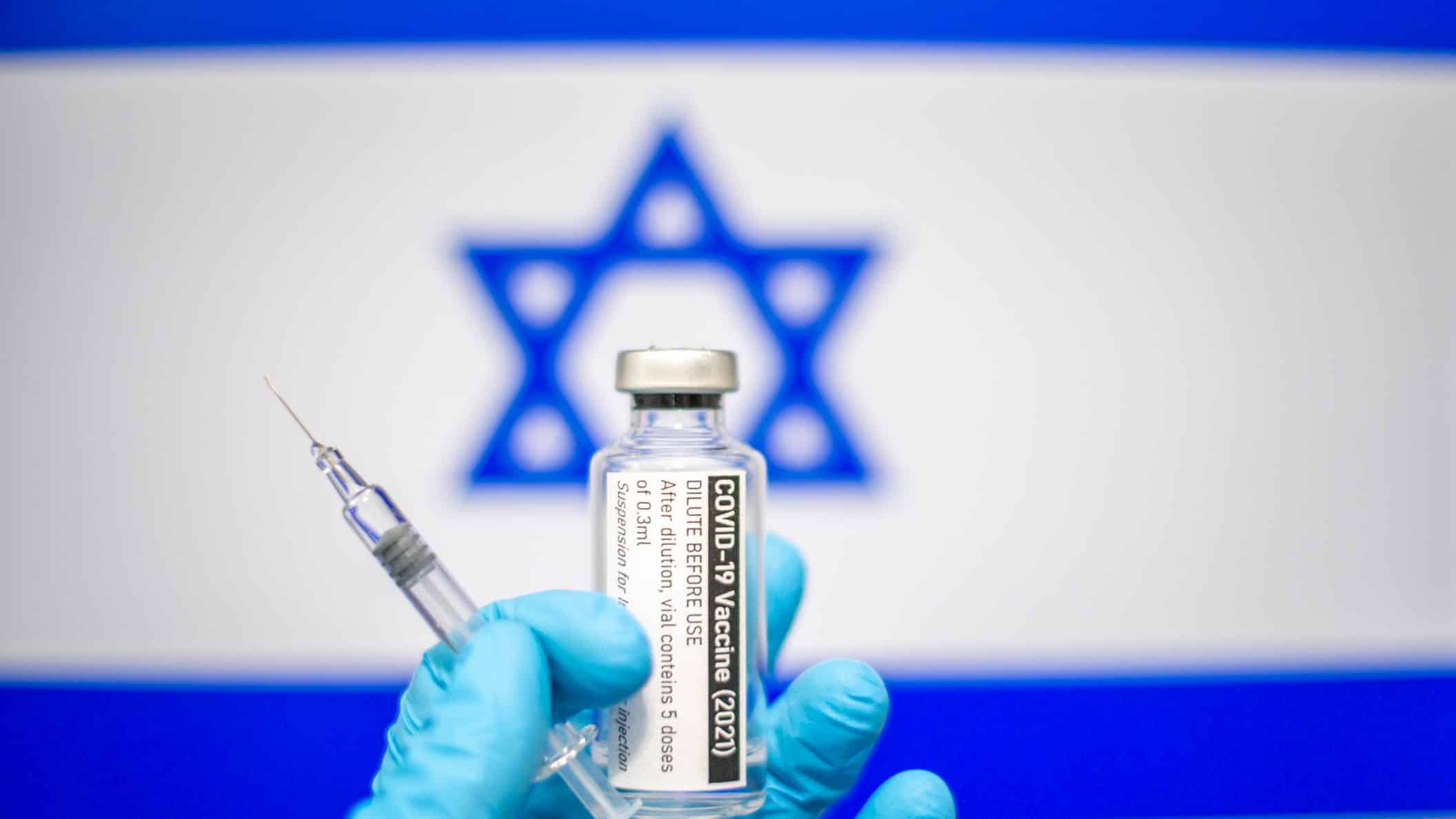 Covid, in Israele si “prova” la quarta dose: vaccinati una infermiera e un professore