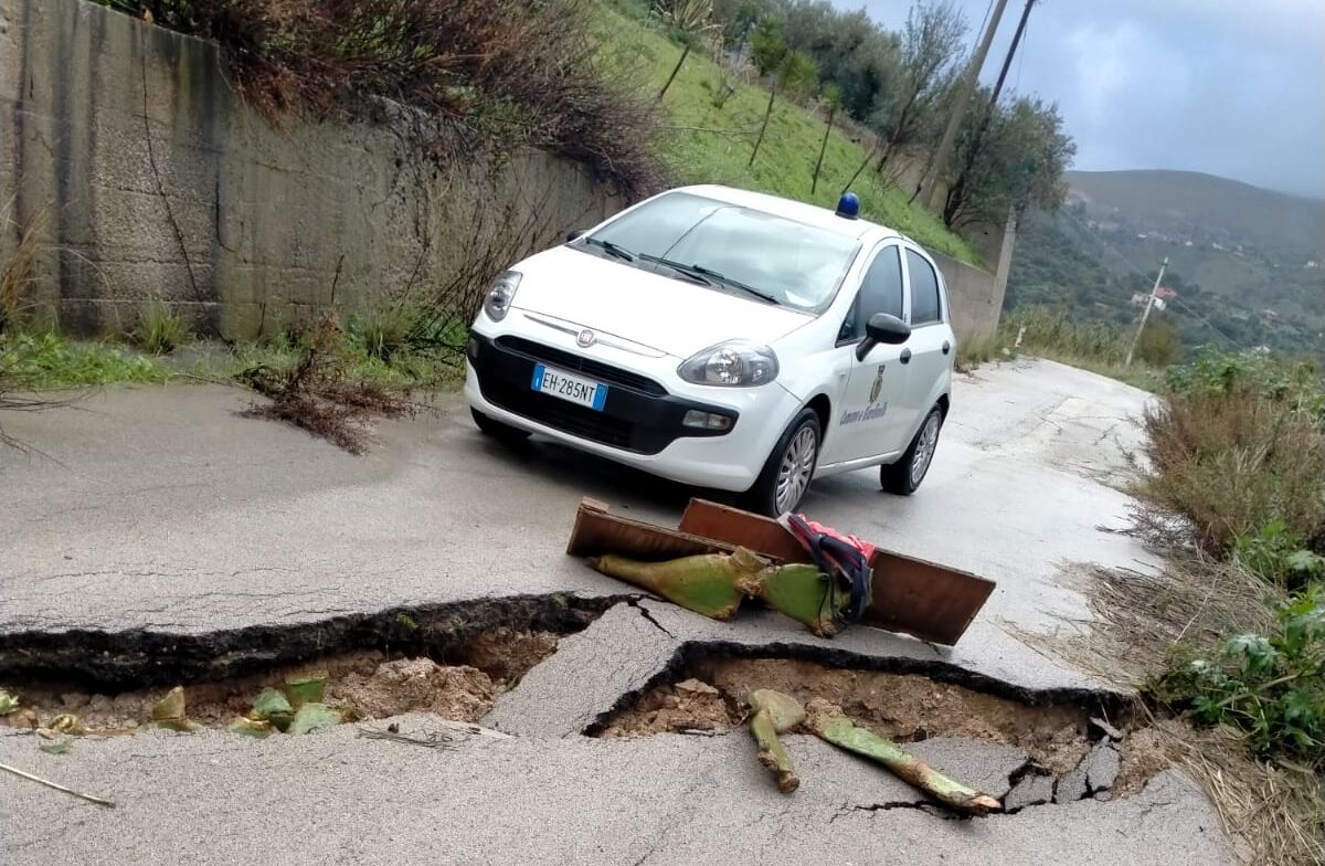 Maltempo in Sicilia, ponte crollato e diverse strade chiuse: continua la conta dei danni