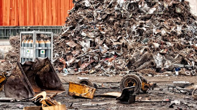 Ricettazione e traffico illecito di rifiuti: maxi-sequestro per due aziende di rottami metallici – VIDEO