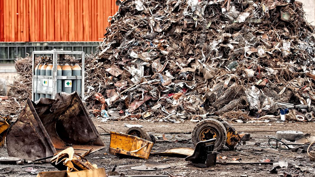 Ricettazione e traffico illecito di rifiuti: maxi-sequestro per due aziende di rottami metallici – VIDEO