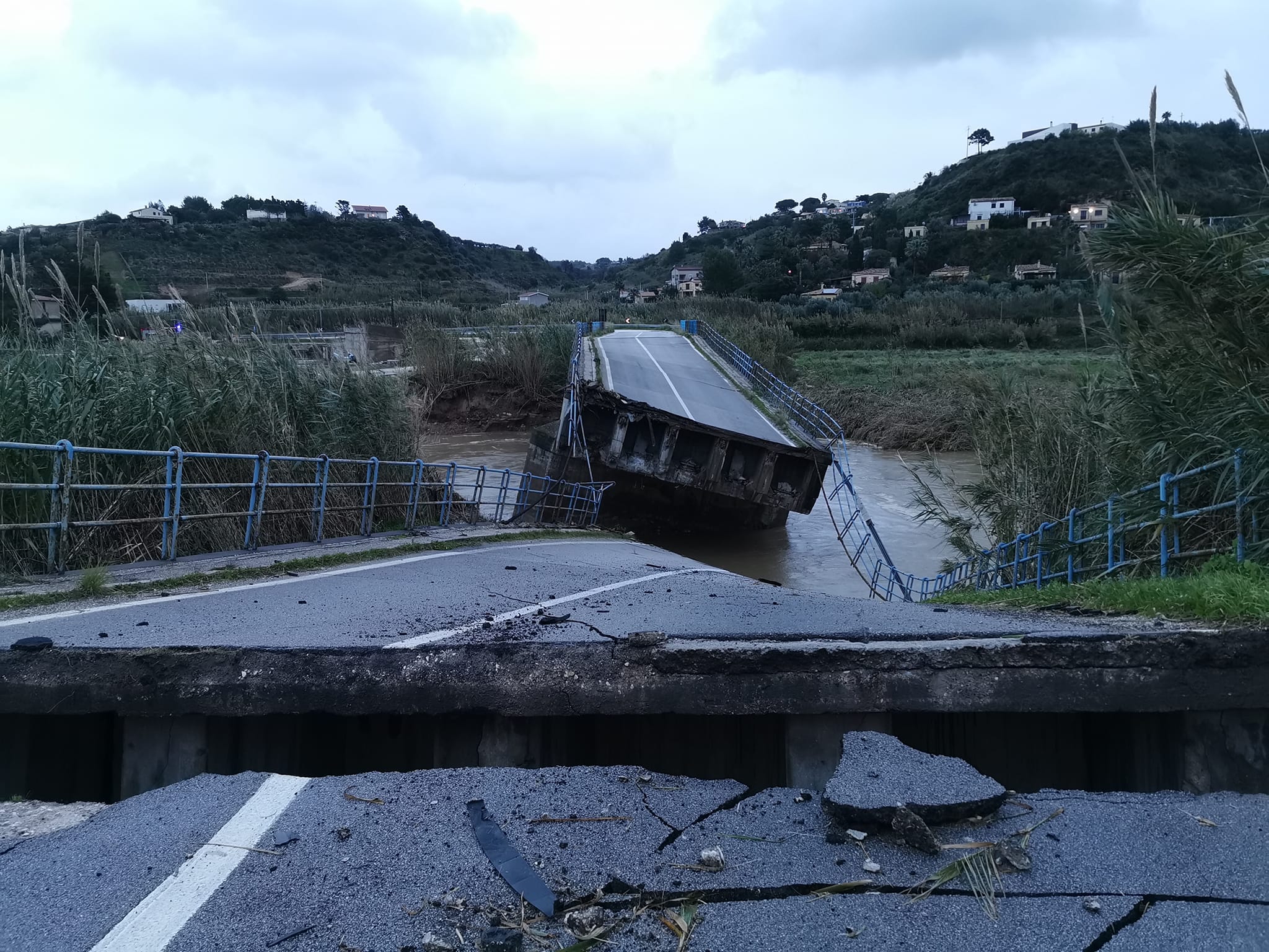 Crollo ponte San Bartolomeo, sopralluogo di Falcone e Turano: “Ascolteremo Anas per capire cosa fare”