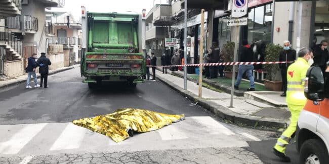 Donna uccisa da un camion della nettezza urbana, aperta inchiesta e accertamenti sul conducente