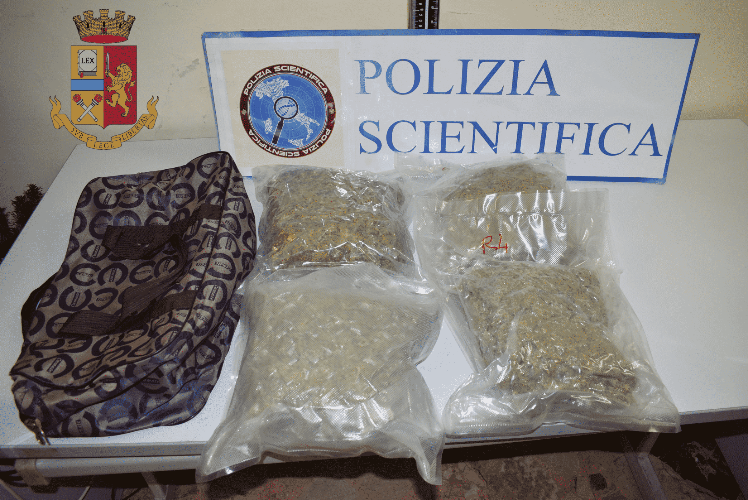 Borsone in mano e 2 Kg di marijuana dentro: arrestata una coppia