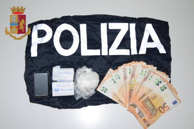 “La tengo proprio lì”, giovane infila le mani nelle mutande e consegna la droga agli agenti: scattano i domiciliari