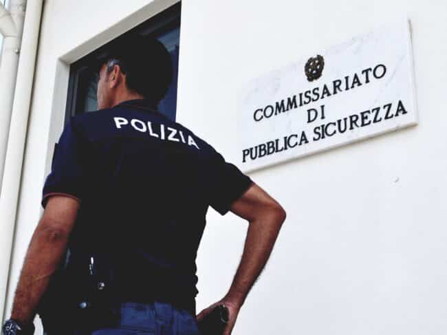 Umiliazioni e continue minacce alla convivente, 32enne finisce in manette