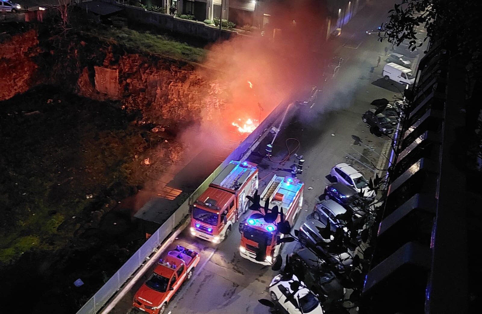 Catania, ancora un incendio nella fossa di Piazza della Repubblica: “puzza” non solo di bruciato