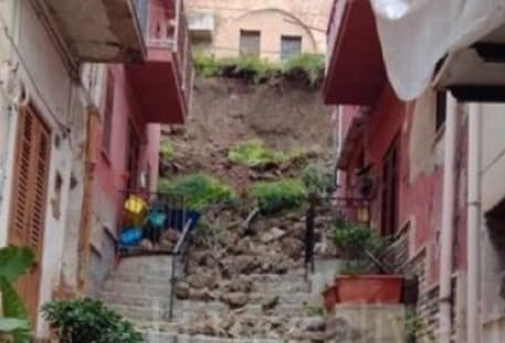 Paura in strada, crolla muro sotto la Chiesa di Santa Lucia: si scava in cerca di eventuali vittime