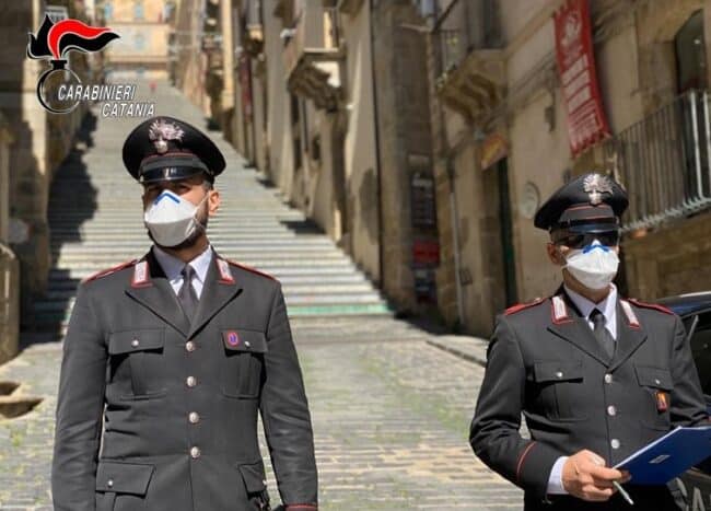 Va a spasso nonostante la positività al Covid-19, 47enne del Catanese denunciato dai militari