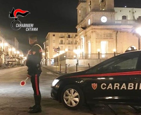 Notte movimentata nel Catanese, ubriaco entra in una sala bingo e aggredisce i carabinieri