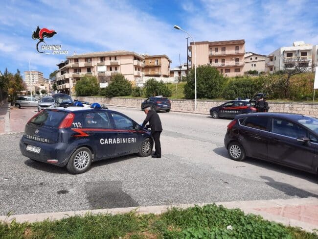 Sorpresi fuori casa nonostante i domiciliari, denunciati due soggetti nel Siracusano
