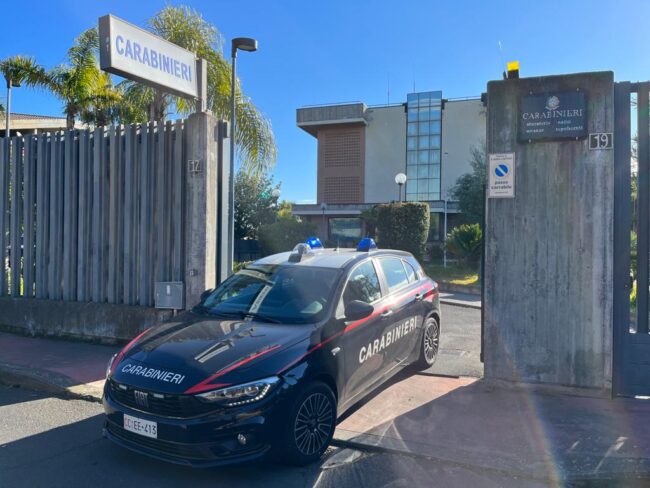 Via Leucatia, rubano borsa a una donna e per la restituzione chiedono 100 euro: lei si presenta con i Carabinieri