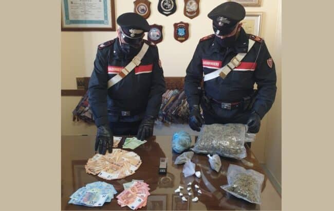 Pusher beccato con oltre un chilogrammo di marijuana e dosi di cocaina: agli arresti domiciliari