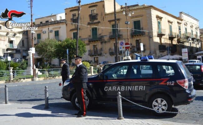 Folle corsa in via Platone, si schianta contro il muro di una scuola: il conducente si dà alla fuga