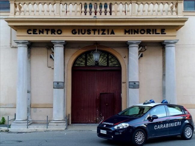 Duplice rapina in una notte, tre giovani fuggono con il bottino ma vengono riconosciuti dalla vittima: in manette