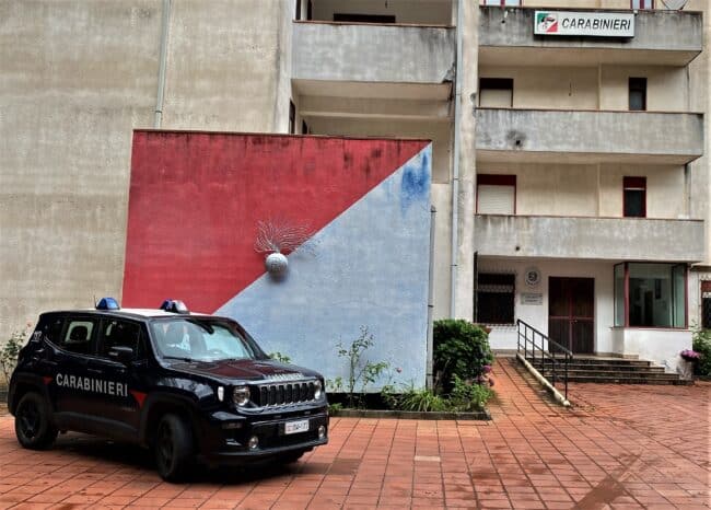 “Aiuto, mi sta picchiando!”, donna aggredita dal figlio chiede aiuto ai carabinieri: 59enne finisce in carcere